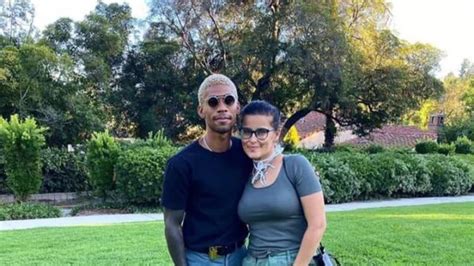 hodgy beats wife.